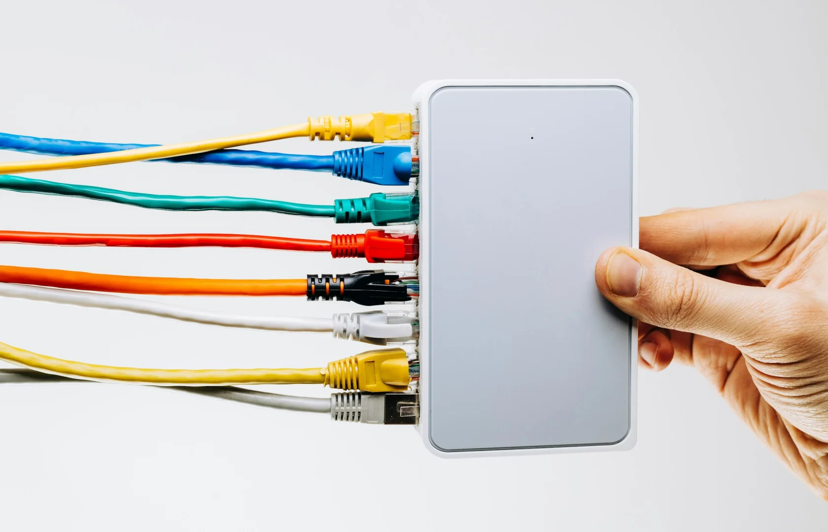 Welches Kabel führt wohin? Foto von Behnam Norouzi-bei Unsplash+