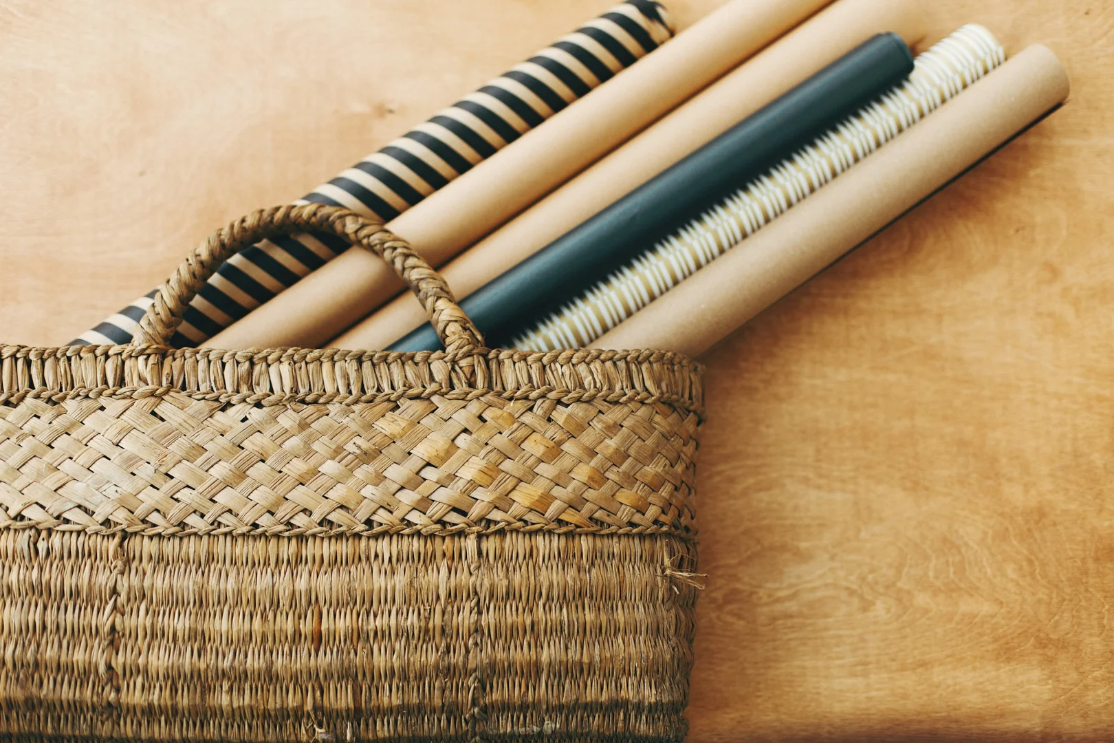 Packpapiere in Tasche. Foto Getty Images bei Unsplash