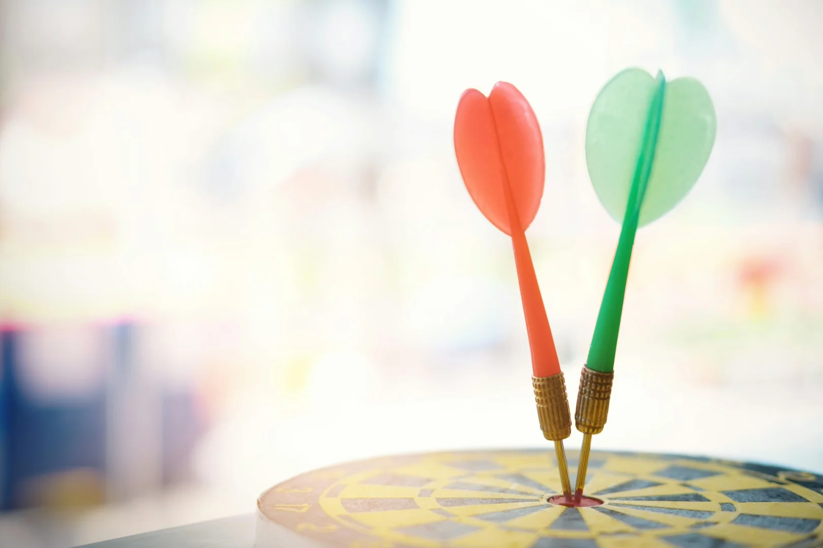 Zwei Dart Pfeile in der Mitte der Dartscheibe.Target. Foto von Getty Images bei Unsplash+